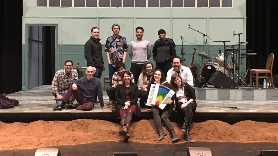 //assets.playbill.com/editorial/7b5705a5f4e3de7dcf2f6700084c41c8-the-cast-of-anything-that-gives-off-light-on-tour.JPG
