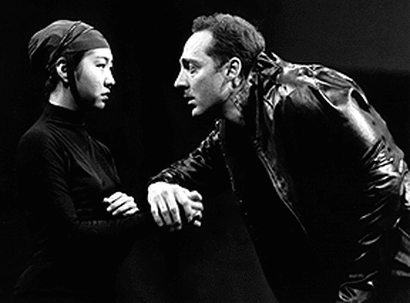 Geraldine Guo as Lady Anne and Brennan Brown as Richard in Richard III.
