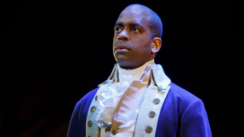 //assets.playbill.com/editorial/22e52c736ed903e8cf17883b26417e3d-hamilton-broadway-production-photo-2018-18-1hamiltonbway0680r-daniel-breaker-hr.jpg