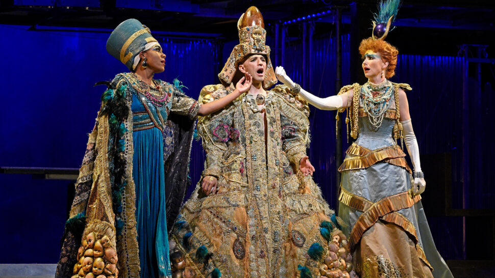 //assets.playbill.com/editorial/30bcb51fc0f05ee881738059b6fe14d1-akhnaten-metropolitan-opera-2019-jnai-bridges-anthony-roth-costanzo-and-disella-larusdottir-hr.jpg