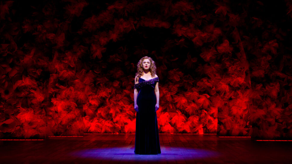 //assets.playbill.com/editorial/31691e9662a661aa44e620afdc9e05e0-follies-broadway-production-photos-2011-bernadette-peters-hr-2.jpg