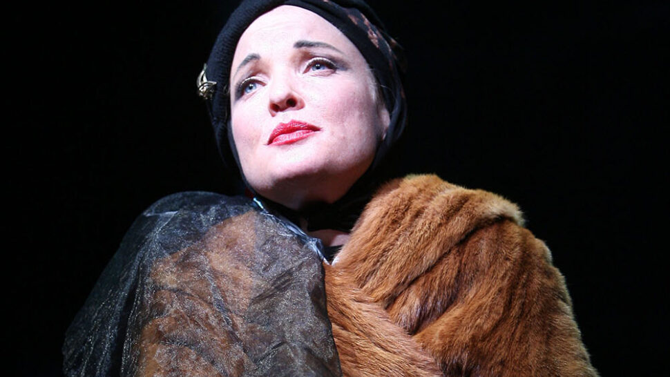 //assets.playbill.com/editorial/55342a70951edca36239bb74fac7ff23-greygardens-316ebwinter.jpg