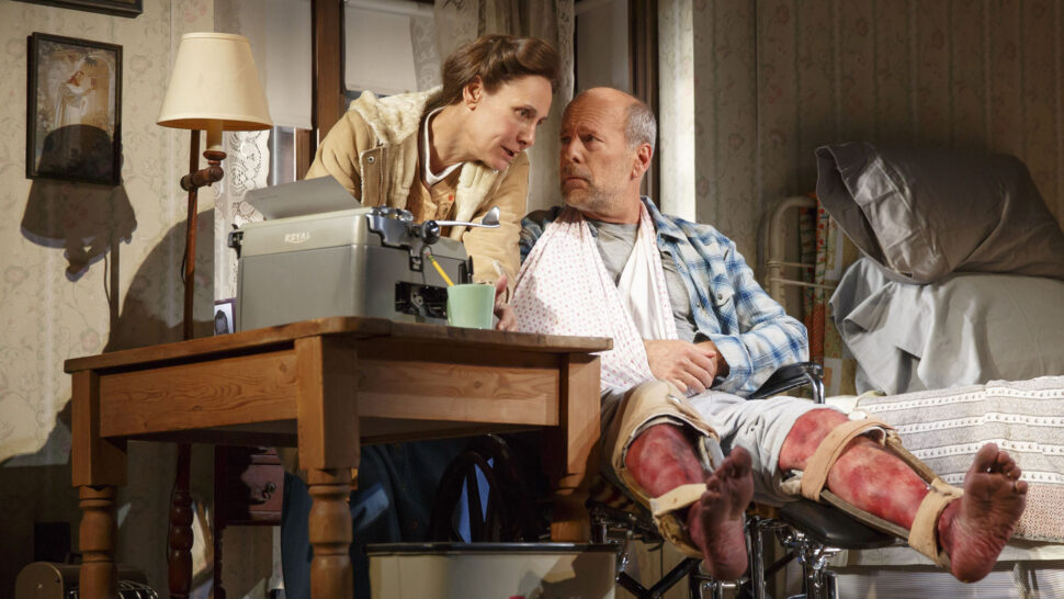 //assets.playbill.com/editorial/6d63559ad68b32ced2a8d443da253016-laurie-metaclf-as-annie-wilkes-and-bruce-willis-as-paul-sheldon-in-misery-photo-by-joan-marcus.jpg