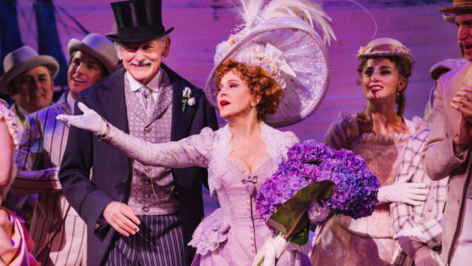 //assets.playbill.com/editorial/7587355b76097d4aabcf6a935a418827-hello-dolly-final-curtain-call-bernadette-peters-2018-02-hr.jpg