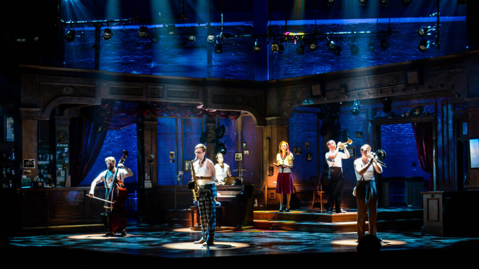 //assets.playbill.com/editorial/78504b8f60099b70a523fef5399ce28c-bandstand-lighting-3.jpg