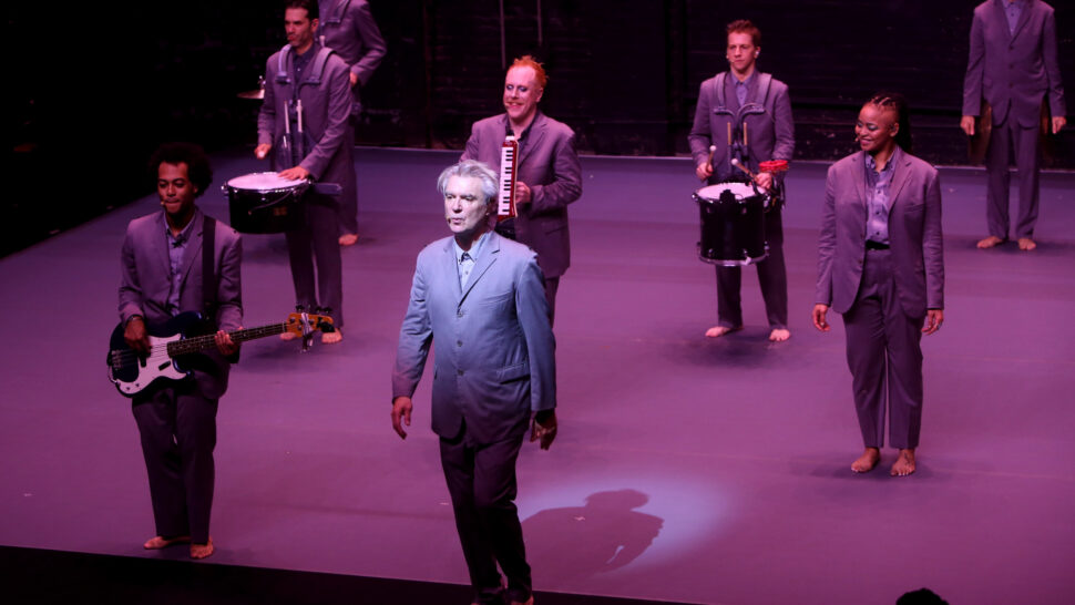 //assets.playbill.com/editorial/7df8a96905d207c3281d609ac7d16392-david-byrnes-american-utopia-broadway-opening-night-2019-23-david-byrne-and-musicians-hr.jpg