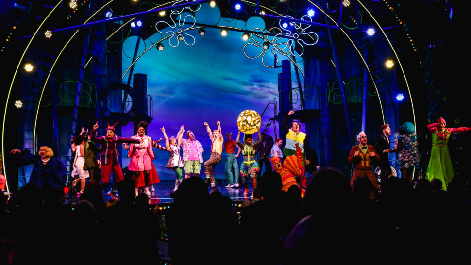 //assets.playbill.com/editorial/8c80e04d7328a4b4f6926eec3ac44474-spongebob-squarepants-broadway-opening-night-curtain-2017-5-cast-hr.jpg