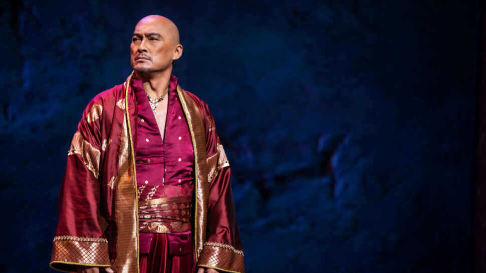 //assets.playbill.com/editorial/94b3331eac270baa43a68dcc45c2a39f-the-king-i-london-production-photo-2018-the-king-and-i-ken-watanabe-credit-matthew-murphy-1-hr.jpg