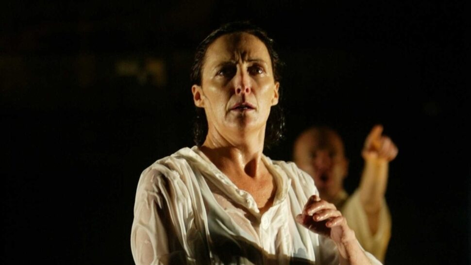 //assets.playbill.com/editorial/9d36a23a56fee53a95e5098895cf9626-fiona-shaw-medea.jpg