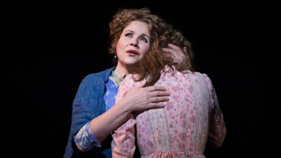 //assets.playbill.com/editorial/9fa954e1960aff9b087301fb738135ad-carousel-broadway-production-photo-2018-renee-fleming-and-jessie-mueller-in-carousel.Photo%20by%20Julieta%20Cervantes%20%281%29_HR.jpg