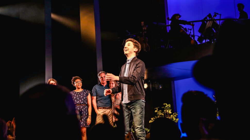 //assets.playbill.com/editorial/c5557f2426eb1c97b47491fcef8d890e-dear-evan-hansen-broadway-andrew-barth-feldman-curtain-call-2019-05-hr.jpg