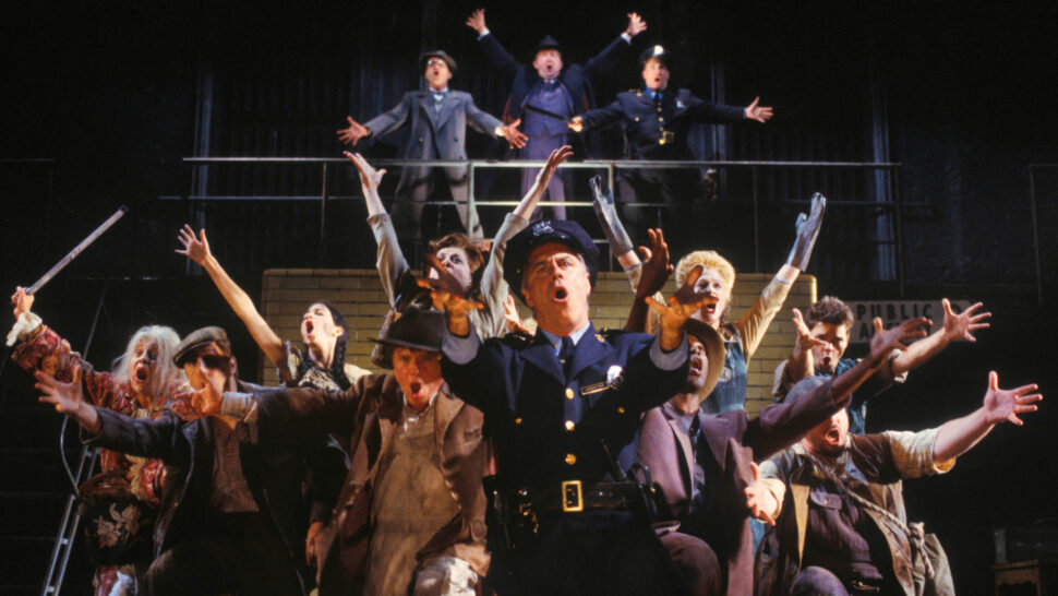 //assets.playbill.com/editorial/db489375b0f156d1093c777fb799694d-urinetown-broadway-production-photo-2001-sc-i-hr.jpg