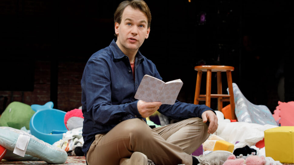 //assets.playbill.com/editorial/e53b20022877fe96c4b3d6bc71a773f0-mike-birbiglias-the-new-one-production-photo-2018-15-hr.jpg