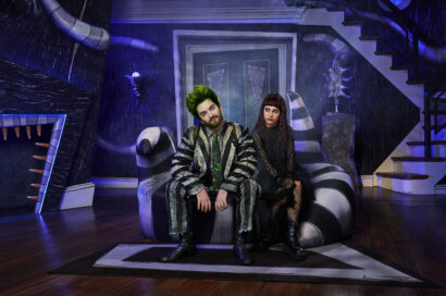 //assets.playbill.com/editorial/0d408076c9b6dd0444cd998034fdc7bd-beetlejuice-brightman-and-caruso-couch-captioned.jpg