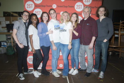 //assets.playbill.com/editorial/9e6c5a659d11f88338a452d76965aec1-dearevanhansen-meetandgreet-hr-0689.JPG