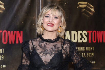 //assets.playbill.com/editorial/1fd7bbea3b67631670fddab92c26eae7-hadestown-broadway-opening-night-arrivals-2019-16-hr.jpg