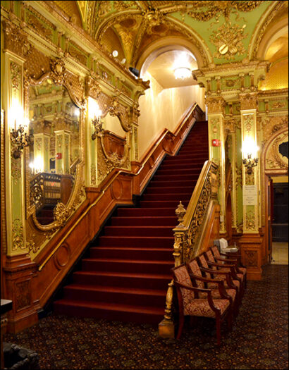 //assets.playbill.com/editorial/3fab04e7b579e9dfa4aa2351da6247c5-Colonial-Staircase.jpg