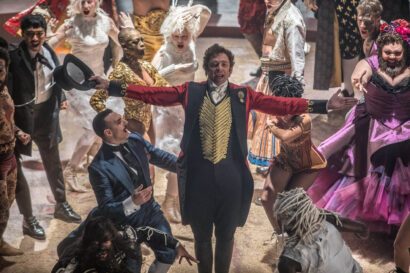 //assets.playbill.com/editorial/409d603f2a4f021414cc1b05d9a6b795-the-greatest-showman-film-03-hr.jpg