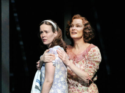 //assets.playbill.com/editorial/47322733077abf52679a6f32ff419e45-glass-menagerie-production-photo-broadway-2005-17-9-sarah-paulson-and-jessica-lange-hr.jpg