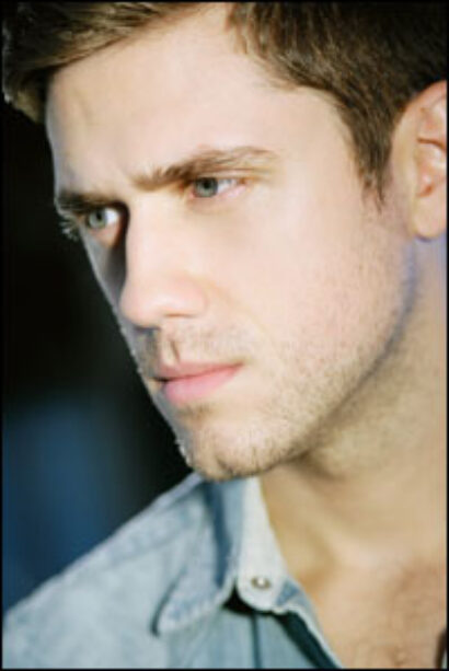 //assets.playbill.com/editorial/4f64031d1d10d42c270a7da1e8011154-aarontveit200_1326907500.jpg