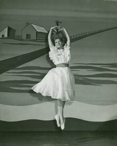 //assets.playbill.com/editorial/cbfead9f2bc297a185e0cf9d9ed9ecb4-oklahoma-broadway-production-photo-1943-katherine-sergava-hr.jpg