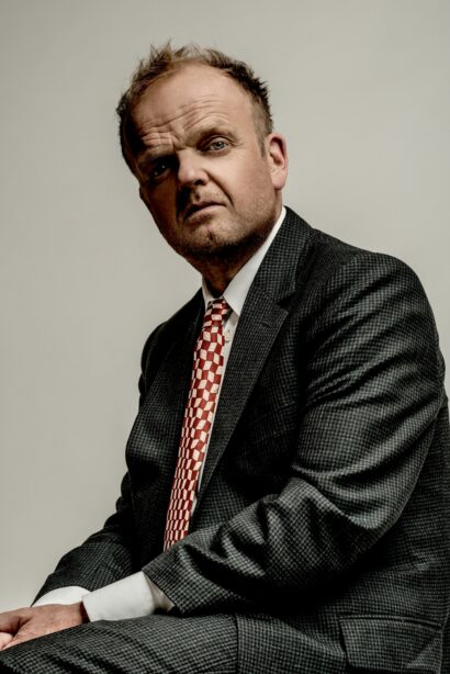 //assets.playbill.com/editorial/ea36ef3b1151ef35593c4a61c334dfdc-toby-jones-will-star-in-the-birthday-party-photo-by-idil-sukan.jpg