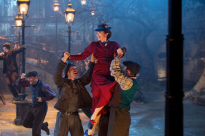 //assets.playbill.com/editorial/ec17fdbb1aff3398afffbc01d9dddd2a-mary-poppins-returns-film-production-photo-2018-02-hr.jpg