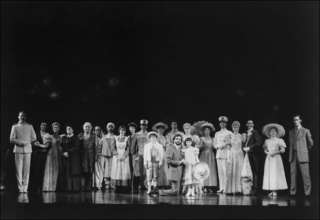 The company of <i>The secret garden</i>“SRC =” https://assets.playbill.com/editorial/_embeddedgallerySIZE/007DD0764CB858468FC80974F03DBC0-S.JPG “></p><figcaption>
<div>
<p>The company of <i>The secret garden</i></p>
<p>Bob Marshak</p>
</div>
</figcaption></figure>
</div>
<div data-slide-count=