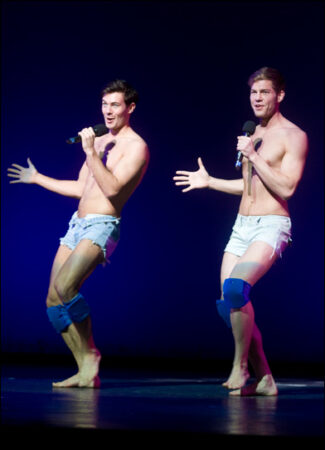 <i>Naked boys sing</i>“SRC =” https://assets.playbill.com/editorial/_embeddedgallerysize/00d7ad079366b7f33a515218f1af087f-gypsynewProd22.jpg “></p><figcaption>
<div>
<p><i>Naked boys sing</i></p>
</div>
</figcaption></figure>
</div>
<div data-slide-count=
