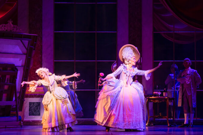 Fotos de la producción de Broadway de La Reina de Versalles 2025 HR