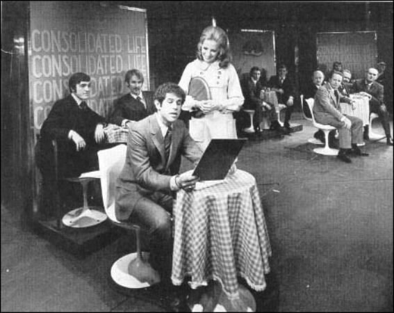Tony Roberts and Betty Buckley in London's <i>Promises, promises</i>“SRC =” https://assets.playbill.com/editorial/_embeddedgallerysize/4c8d2cd5acb1a96b8e4885fe50AB5317-Buckpromises5.jpg “></p><figcaption>
<div>
<p>Tony Roberts and Betty Buckley in London <i>Promises, promises</i></p>
</div>
</figcaption></figure>
</div>
<div data-slide-count=