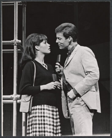 Mary Tyler Moore and Richard Chamberlain in breakfast at Tiffany's
