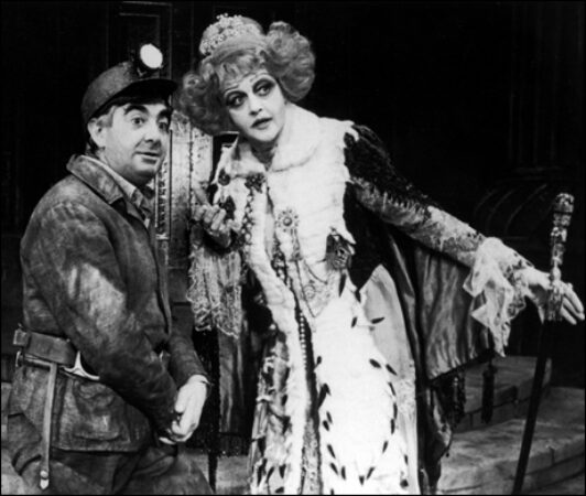 Milo O’Shea and Angela Lansbury in <i>Dear world</i>1969 “SRC =” https://assets.playbill.com/editorial/_embedddedgallerysize/6d24c7d4841fa32e5f810e50b417dd7e-lansdear1.jpg “></p><figcaption>
<div>
<p>Milo O’Shea and Angela Lansbury in <i>Dear world</i>1969</p>
</div>
</figcaption></figure>
</div>
<div data-slide-count=