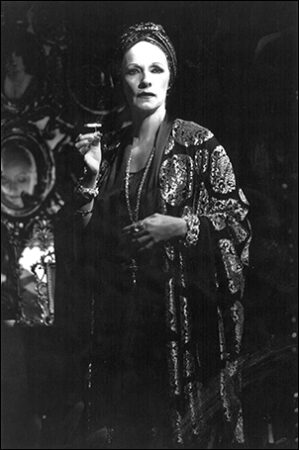 Betty Buckley in <i>Sunset Boulevard</i>“SRC =” https://assets.playbill.com/editorial/_embeddedgallerySIZE/79624B038E90F51966E05B73B010C4C-BUCKSUNS2.JPG “></p><figcaption>
<div>
<p>Betty Buckley in <em>Sunset Boulevard </em>(Broadway, 1995)</p>
</div>
</figcaption></figure>
</div>
<div data-slide-count=