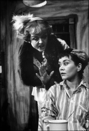 Angela Lansbury and Joan Plowright in <i>A taste of honey</i>1960 “SRC =” https://assets.playbill.com/editorial/_embedddedgallerysize/7ff04e12abaabbfe7692f5ff7a929e7f-lanshoney1.jpg “></p><figcaption>
<div>
<p>Angela Lansbury and Joan Plowright in <i>A taste of honey</i>1960</p>
</div>
</figcaption></figure>
</div>
<div data-slide-count=
