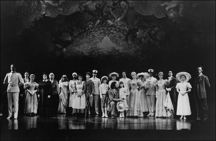 The company of <i>The secret garden</i>“SRC =” https://assets.playbill.com/editorial/_embeddedgallerysize/80510826e027ff720db997e9860b0-the_secret_garden.jpg “></p><figcaption>
<div>
<p>The company of <i>The secret garden</i></p>
<p>Bob Marshak</p>
</div>
</figcaption></figure>
</div>
<div data-slide-count=