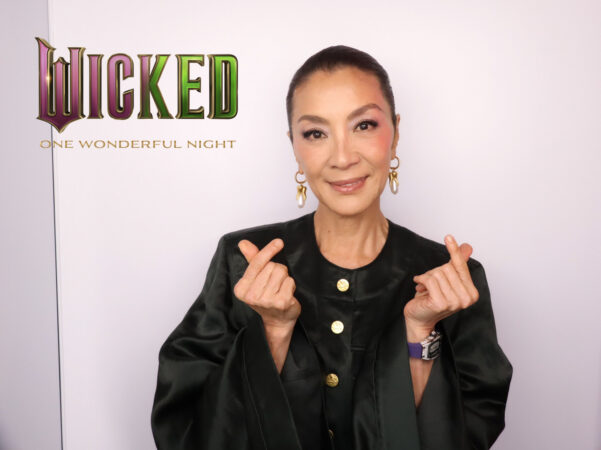 Wicked: Una noche maravillosa Fotomatón detrás del escenario de NBC 2025 Michelle Yeoh HR