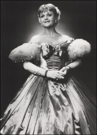 Angela Lansbruy in <i>The king and I</i>“SRC =” https://assets.playbill.com/editorial/_embeddedgallerysSize/A3F167B543379F9D136F100B6CB98C0-LANSSKING4.JPG “></p><figcaption>
<div>
<p>Angela Lansbruy in <i>The king and I</i></p>
</div>
</figcaption></figure>
</div>
<div data-slide-count=