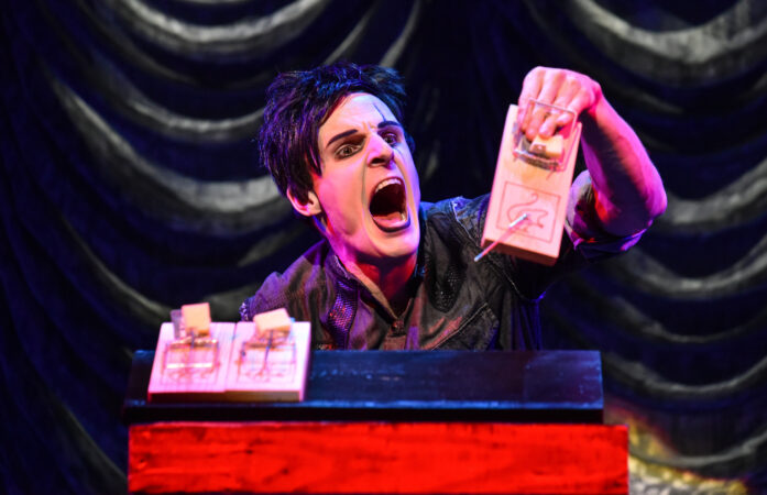 Magic Goes Wrong_London_Vaudeville Theatre_2019_Dave Hearn_HR