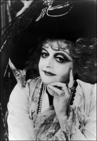 Angela Lansbury in <i>Dear world</i>1969 “SRC =” https://assets.playbill.com/editorial/_embedddedgalleryysize/aab991bbe05995770e8c07b951e271c3-lansdear3.jpg “></p><figcaption>
<div>
<p>Angela Lansbury in <i>Dear world</i>1969</p>
</div>
</figcaption></figure>
</div>
<div data-slide-count=
