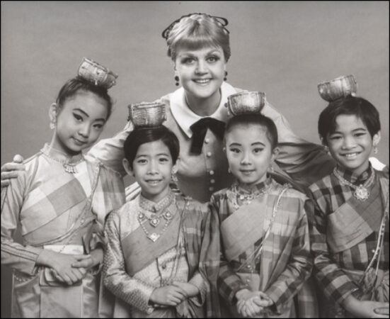 Angela Lansbury and children in <i>The king and I</i>“SRC =” https://assets.playbill.com/editorial/_embeddedgallerysize/b9381275ba1ddce95ab99bfa12f42543-lansking1.jpg “></p><figcaption>
<div>
<p>Angela Lansbury and children in <i>The king and I</i></p>
</div>
</figcaption></figure>
</div>
<div data-slide-count=