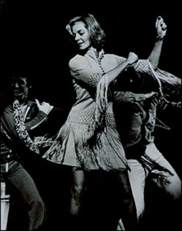 Lauren Bacall in <I>Applause</I>. 1970, Palace Theater. “Src =” https://assets.playbill.com/editorial/_embedddedgalleryesize/bcb49b5d5a96b195ca0230bd6aa30607-7applause.jpg “></p><figcaption>
<div>
<p>Lauren Bacall in <i>Applause</i>. 1970, Palace Theater.</p>
</div>
</figcaption></figure>
</div>
<div data-slide-count=