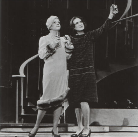 Angela Lansbury and Anne Francine in <i>Mame</i>“SRC =” https://assets.playbill.com/editorial/_embeddedgallerysize/d0bc9a712835fac4d0337af508d990a9-lansmame3.jpg “></p><figcaption>
<div>
<p>Angela Lansbury and Anne Francine in <i>Mame</i></p>
</div>
</figcaption></figure>
</div>
<div data-slide-count=