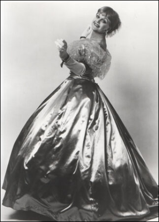 Angela Lansbury in <i>The king and I</i>“SRC =” https://assets.playbill.com/editorial/_embeddedgallerySIZE/E991B2286FAA8B0F442AF34E9538EAA0-LANSSKING3.JPG “></p><figcaption>
<div>
<p>Angela Lansbury in <i>The king and I</i></p>
</div>
</figcaption></figure>
</div>
<div data-slide-count=