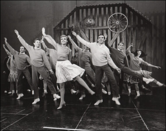 Angela Lansbury and cast in <i>Mame</i>1966 “SRC =” https://assets.playbill.com/editorial/_embedddedgalleryysize/fc8f64c665ec74ecc4e7ce13e9b1ab9b-lansmame4.jpg “></p><figcaption>
<div>
<p>Angela Lansbury and throw in <i>Mame</i>1966</p>
</div>
</figcaption></figure>
</div>
<div data-slide-count=
