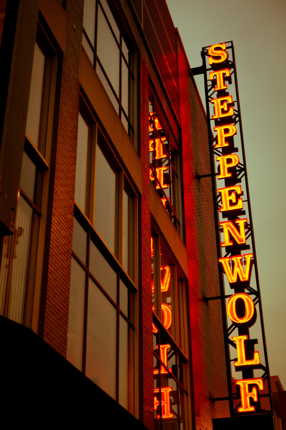 //assets.playbill.com/editorial/f1cd796826805d445438da43a15dc52b-steppenwolf-marquee-2-photo-by-kyle-flubacker.jpg