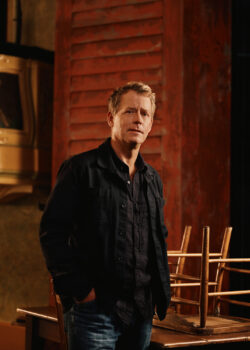 //assets.playbill.com/editorial/3a297a36e416bebf48e64f8f05f6dbd8-greg-kinnear-mockingbird-emilio-madrid-1042.jpg