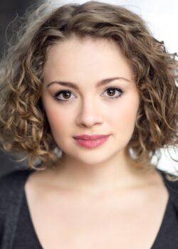 //assets.playbill.com/editorial/9da28d1ec763ebe559f1c5b5f9ce99ae-main-headshot-carrie-hope-fletcher-headshot-2.jpe.jpeg