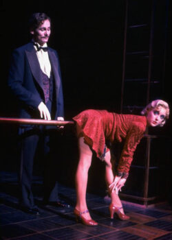 //assets.playbill.com/editorial/cc09c1c6b85a795976ed7b4ecec982da-production-photo-david-carroll-and-jane-krakowski-hr.jpg