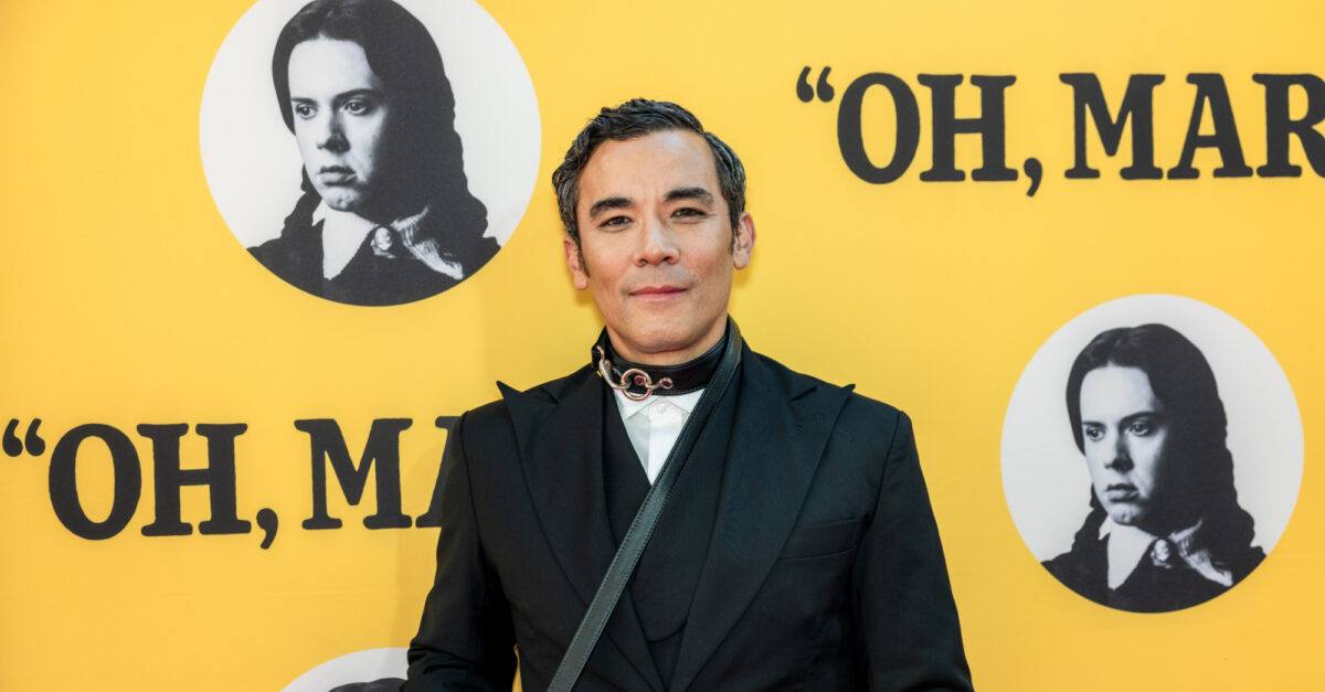 コンラッド・リカモラは、おそらくハッピー・エンドのキャスティング論争に続いて、アジアの俳優のための奨学金基金を立ち上げます